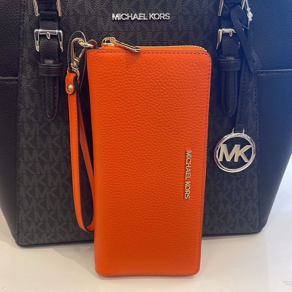 MICHAEL KORS
Jet Set Travel Large Pebbled Leather Wristlet Wallet Phone Holder - Picture 9 of 16